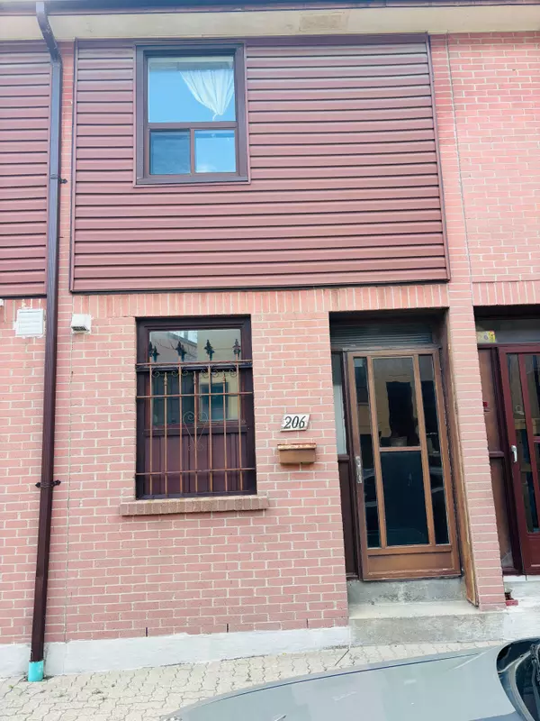 Toronto, ON M4M 3H5,275 Broadview AVE #206