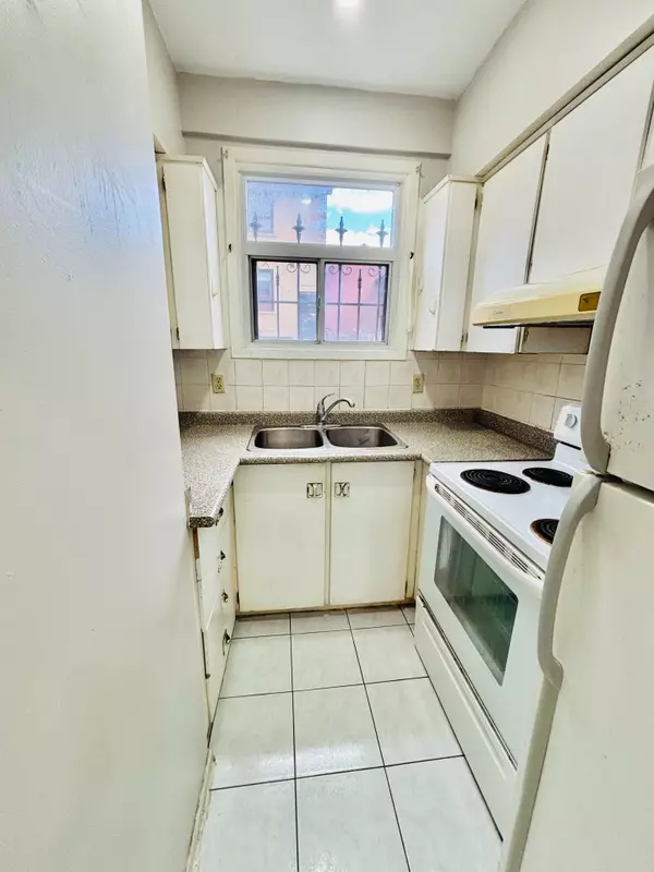 Toronto, ON M4M 3H5,275 Broadview AVE #206