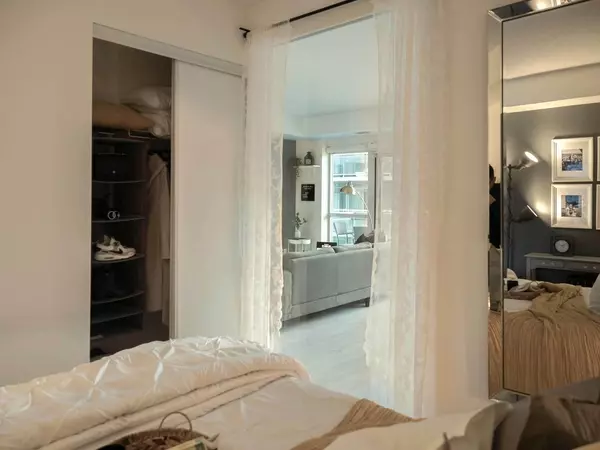 Toronto W06, ON M8Y 0B3,165 Legion RD N #631