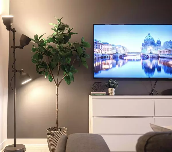 Toronto W06, ON M8Y 0B3,165 Legion RD N #631