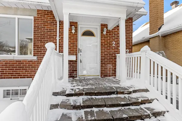 242 Fairmont AVE, Dows Lake - Civic Hospital And Area, ON K1Y 1X9