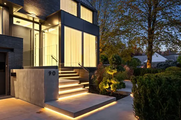 90 Esgore DR, Toronto C04, ON M5M 3R8