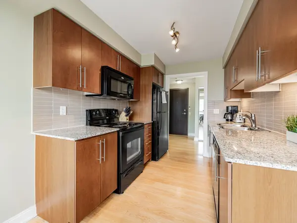 35 Viking LN #335, Toronto W08, ON M9B 0A2