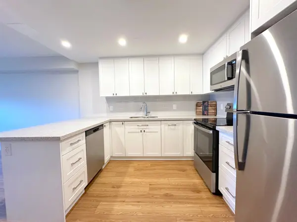 Toronto W09, ON M9P 3S9,165 La Rose AVE #811