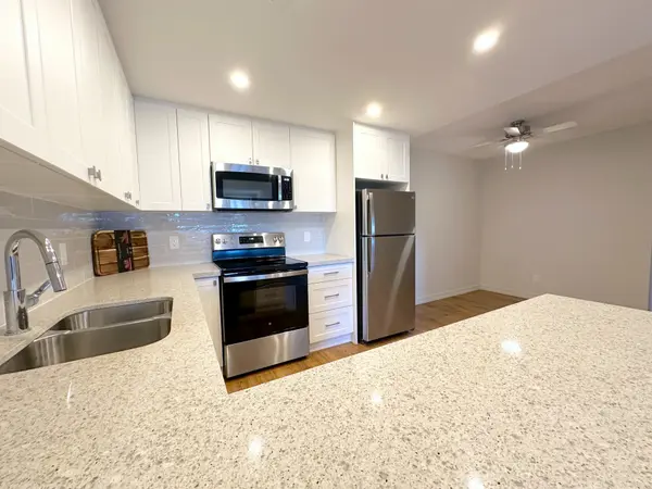 Toronto W09, ON M9P 3S9,165 La Rose AVE #811