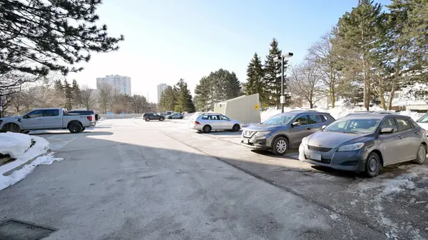 26 Hanover RD ##301, Brampton, ON L6S 4T2