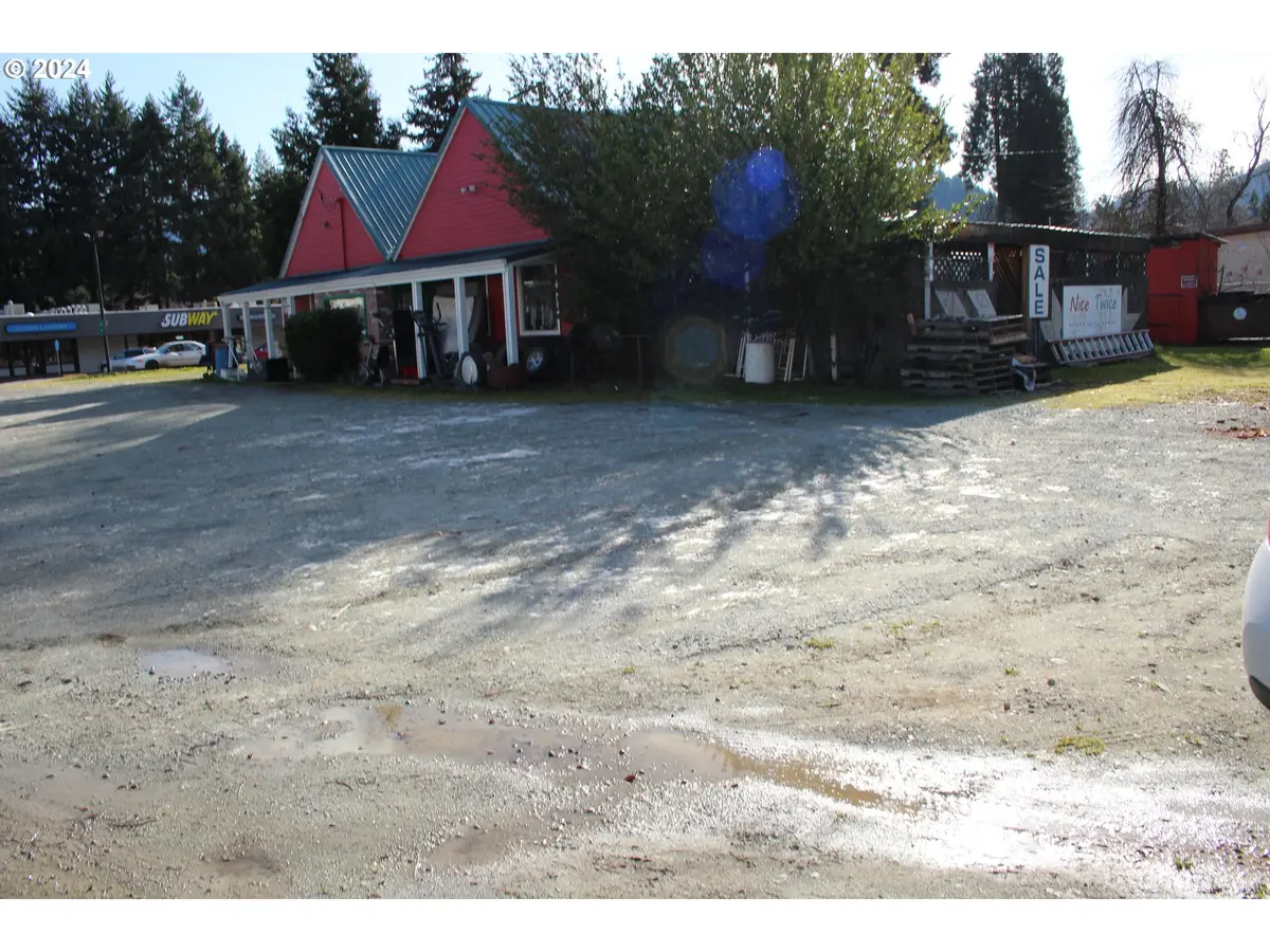 224 N MAIN ST, Canyonville, OR 97417