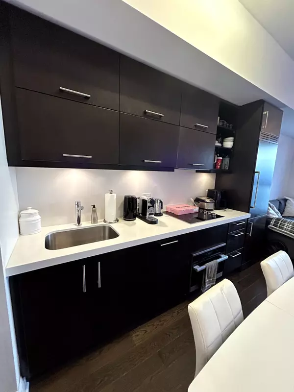 Toronto, ON M5S 0A5,1080 Bay ST #LPH3