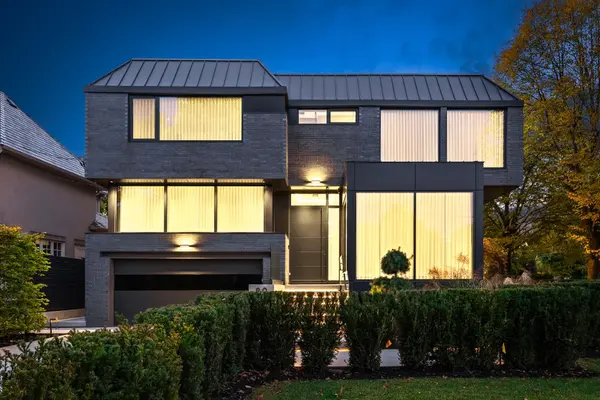 90 Esgore DR, Toronto C04, ON M5M 3R8