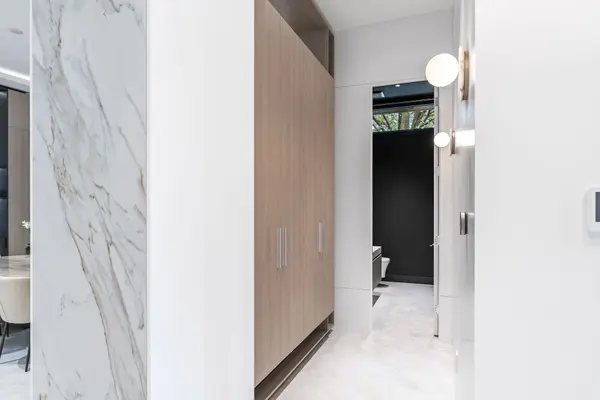 90 Esgore DR, Toronto C04, ON M5M 3R8