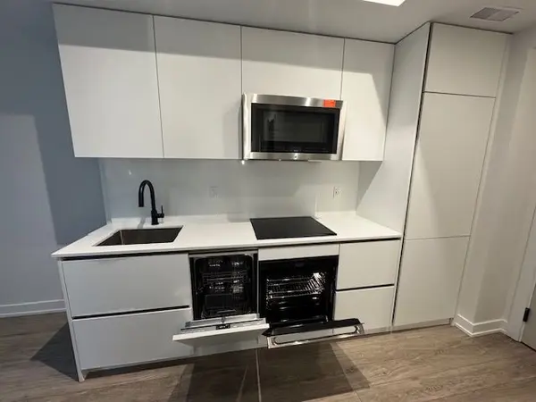 Toronto C01, ON M5V 0W7,327 King ST W #1405