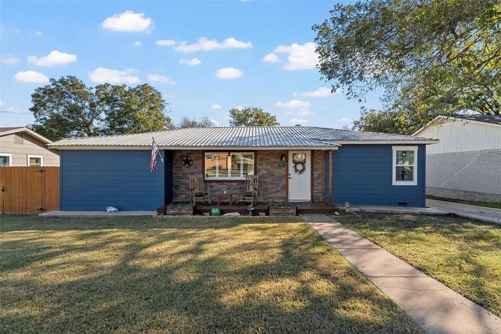 111 N Avenue R, Clifton, TX 76634
