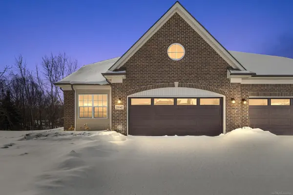 21142 Lilac LN, Clinton Twp, MI 48036