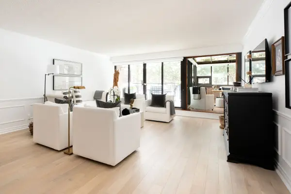 100 Lakeshore RD E #201, Oakville, ON L6J 6M9