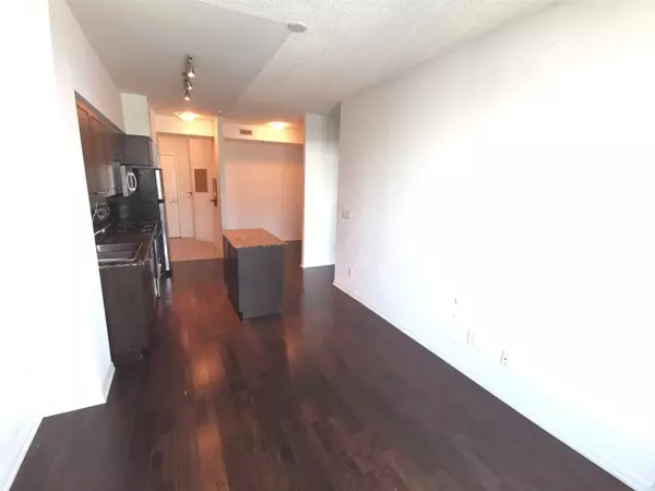 Toronto C01, ON M5V 4A2,215 Fort York BLVD #3709