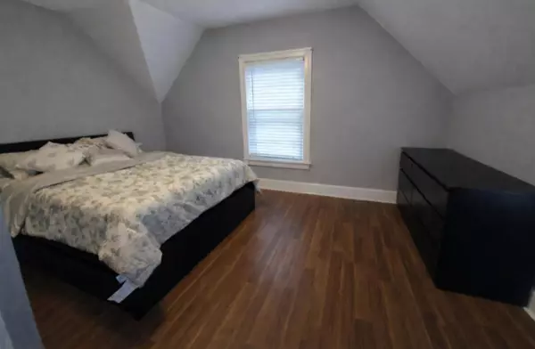 Barrie, ON L4N 2R2,14 Burton AVE N #A