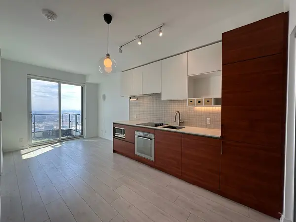 950 Portage Pkwy #6108, Vaughan, ON L4K 0J7