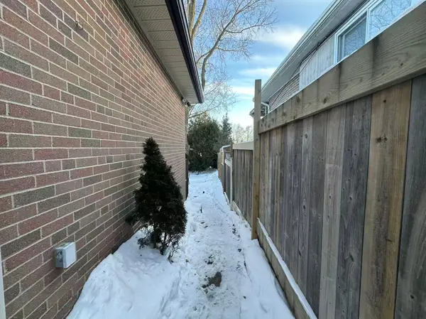 6 Lincoln Green DR #Bsmt, Markham, ON L3P 1R5