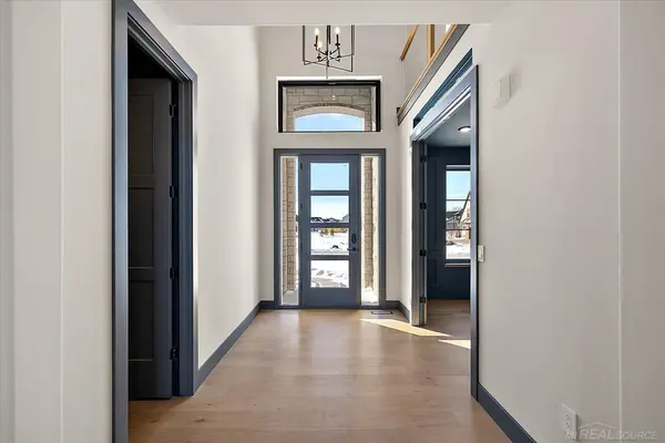 42528 Saddle LN, Sterling Heights, MI 48314