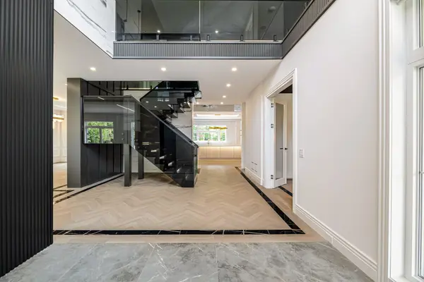 2014 Lakeshore RD W, Oakville, ON L6L 1G7