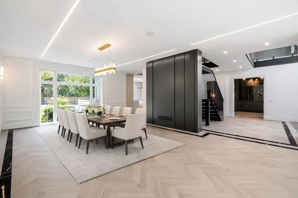 2014 Lakeshore RD W, Oakville, ON L6L 1G7