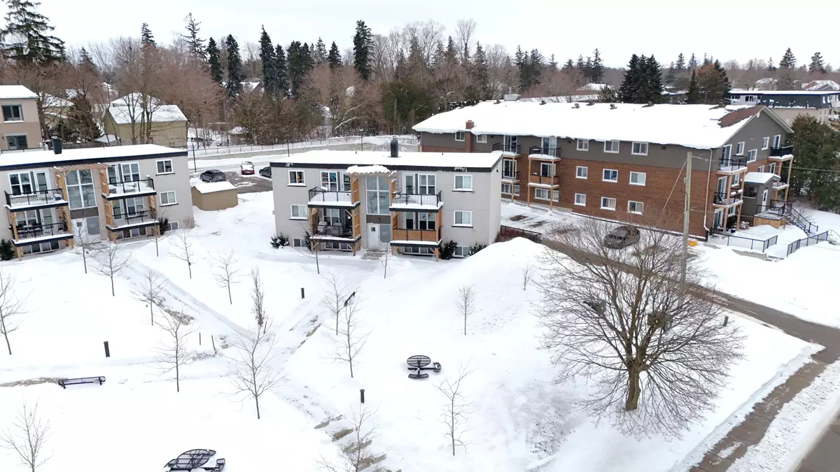 Centre Wellington, ON N1M 1T4,320 Queen ST E #4