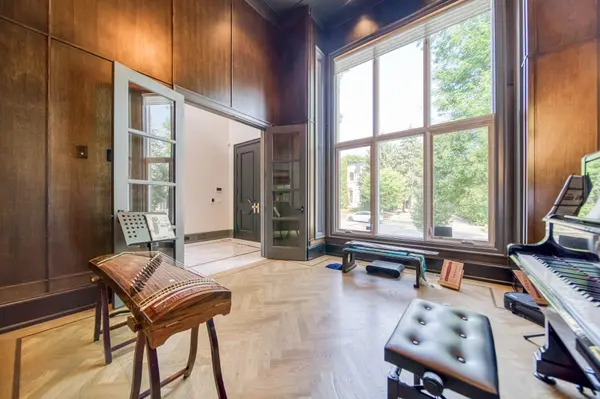 15 Ames CIR, Toronto C13, ON M3B 3B9