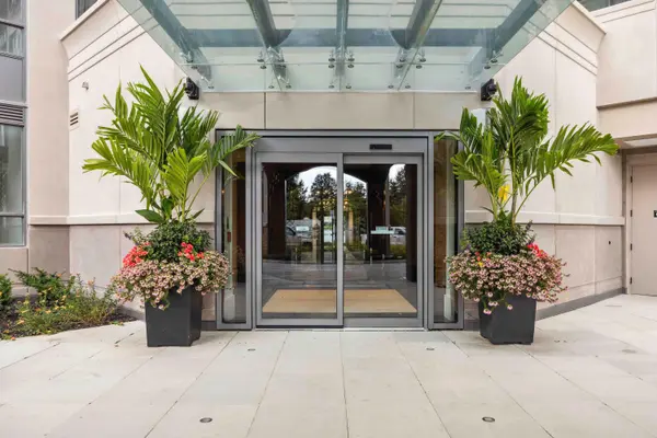 2075 King RD #405, King, ON L7B 0R6