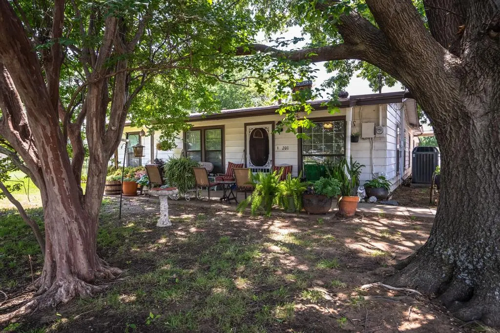 201 S Lake Dallas Drive, Lake Dallas, TX 75065