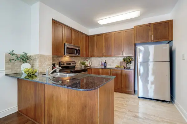 160 Woodbridge AVE #401, Vaughan, ON L4L 0B8