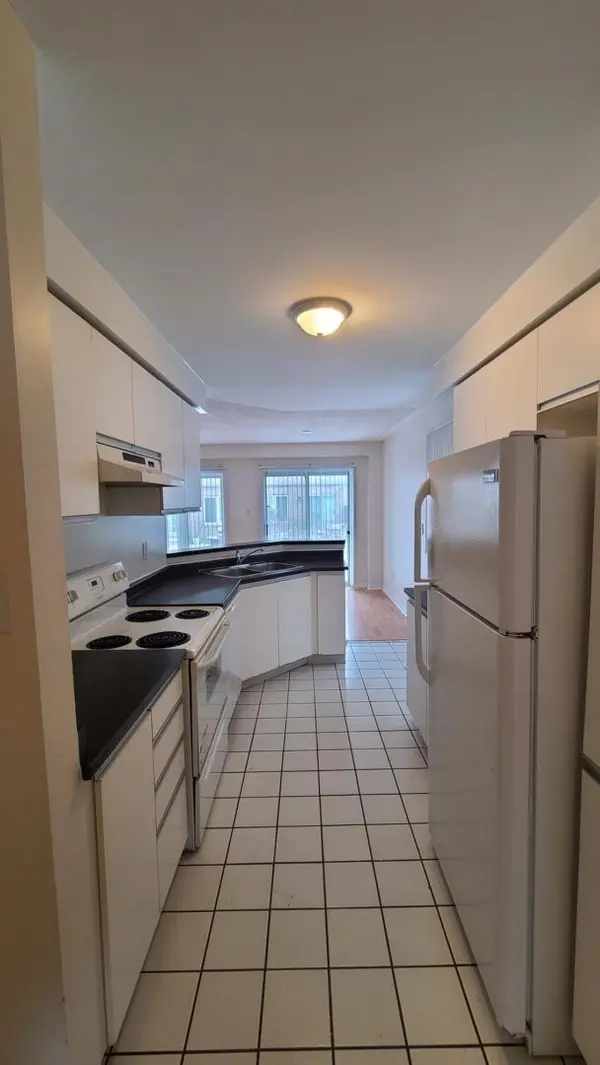 Brampton, ON L6X 5E8,5 Fairglen AVE #4