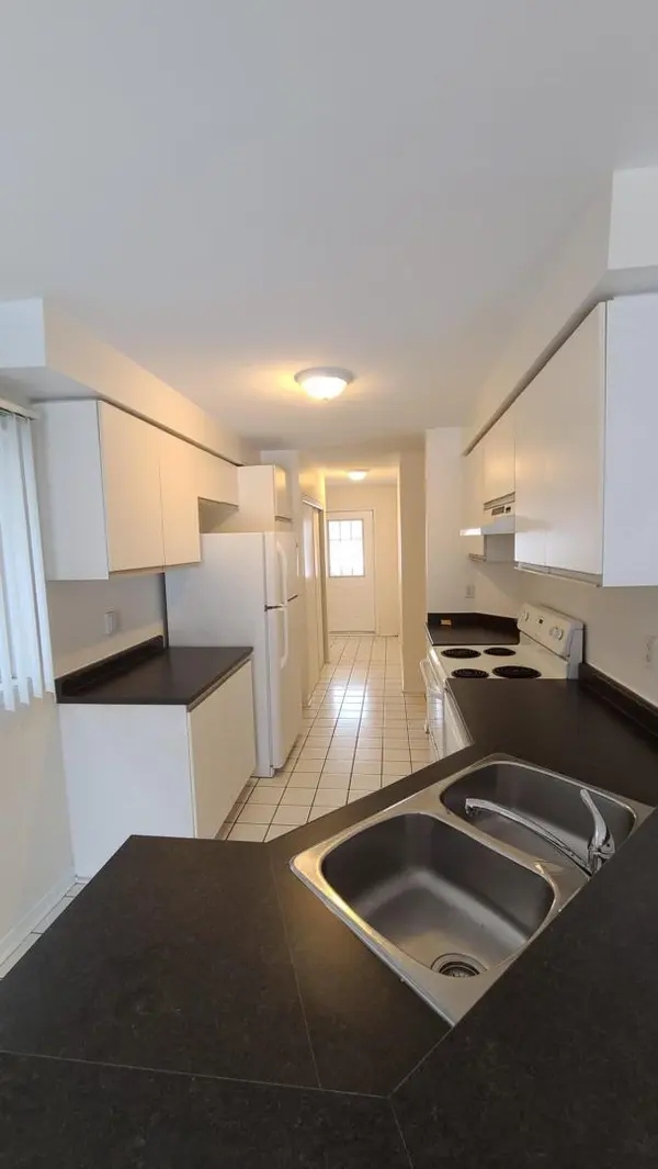 Brampton, ON L6X 5E8,5 Fairglen AVE #4