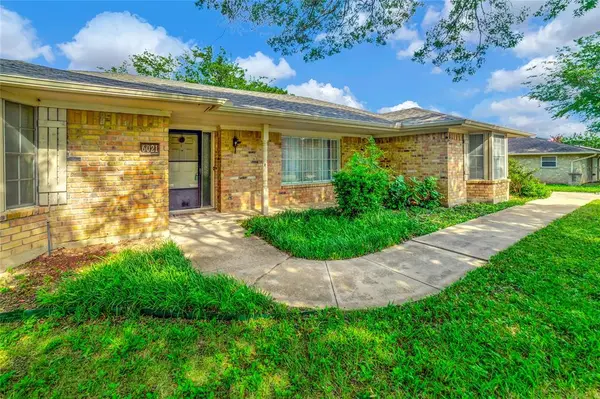 6021 Sycamore Creek Road, Edgecliff Village, TX 76134