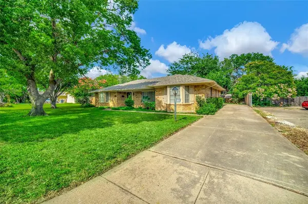 6021 Sycamore Creek Road, Edgecliff Village, TX 76134