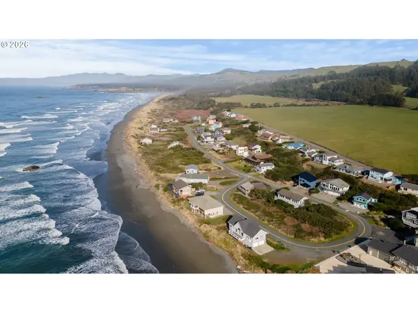 30555 SANDY DR, Gold Beach, OR 97444