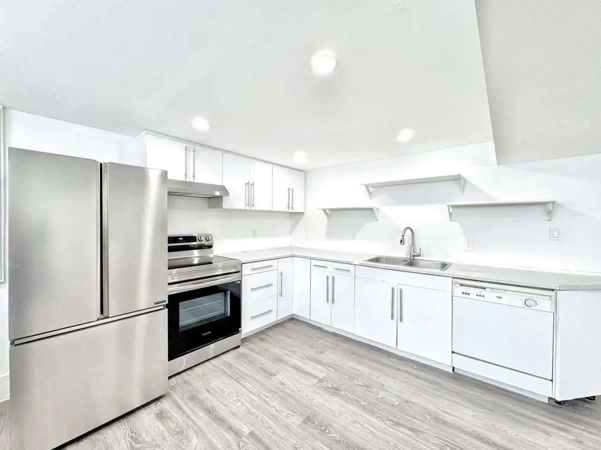 Barrie, ON L4M 2W5,61 College CRES