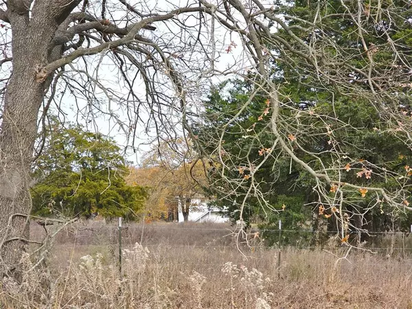 Barry, TX 75102,2240 County Road 2162