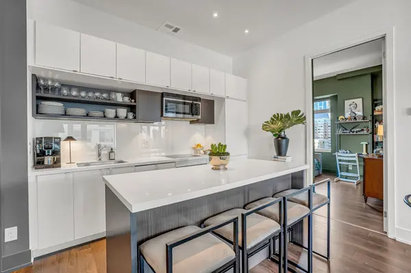 111 St. Clair AVE W #607, Toronto C02, ON M4V 1N5