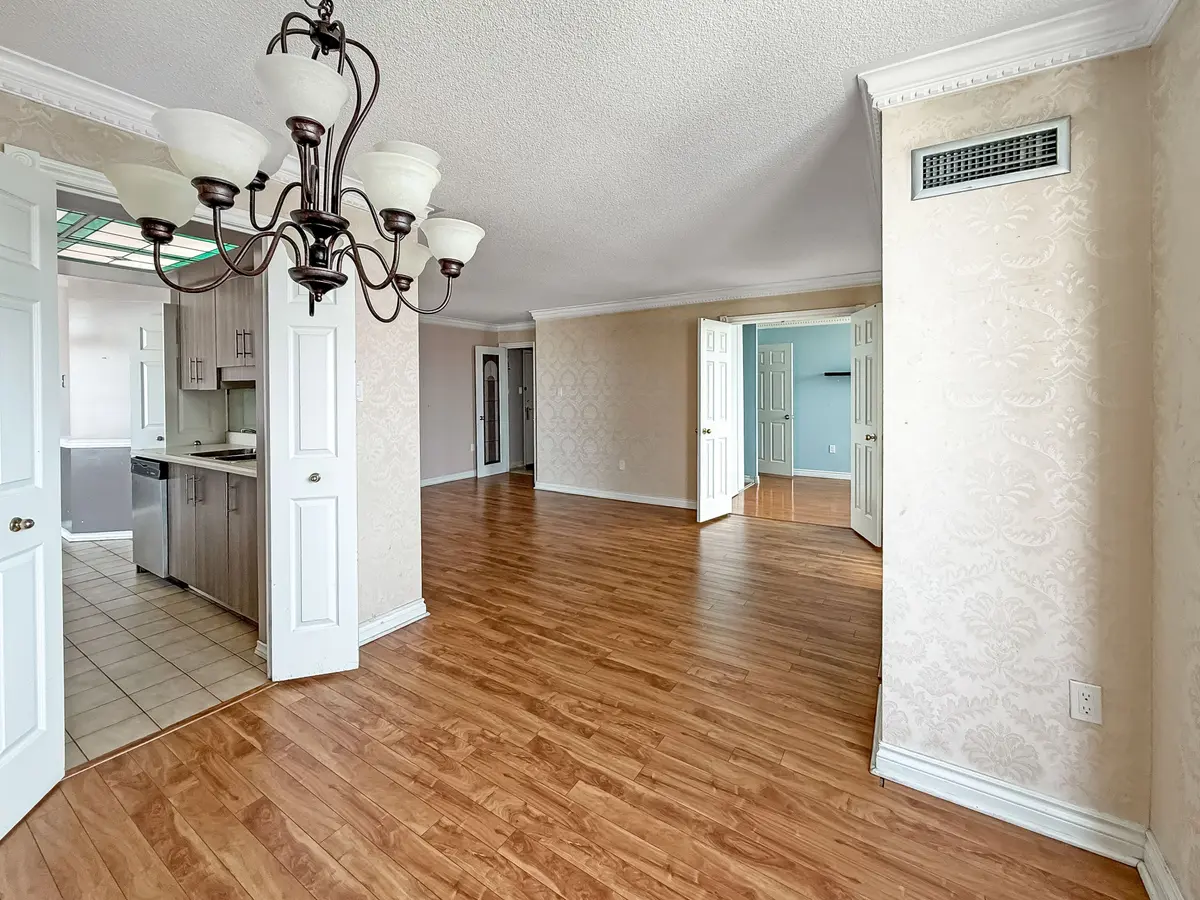 Brampton, ON L6Y 3V1,20 Cherrytree DR #Ph09