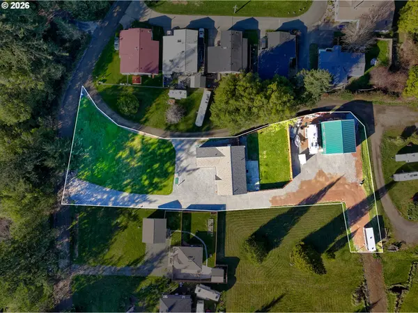 95779 SAUNDERS CREEK RD, Gold Beach, OR 97444