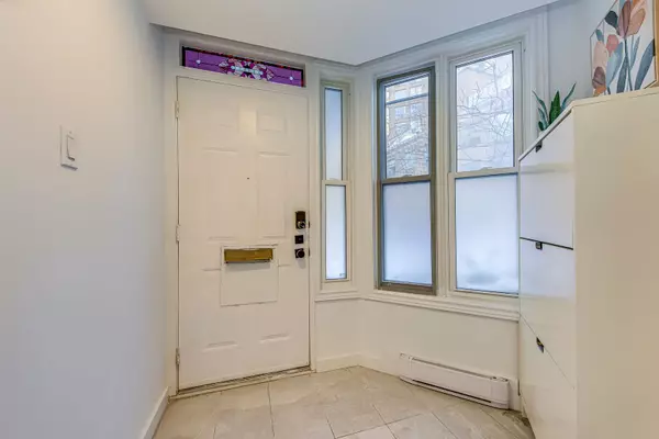 Toronto C01, ON M4Y 1L2,40 Irwin AVE