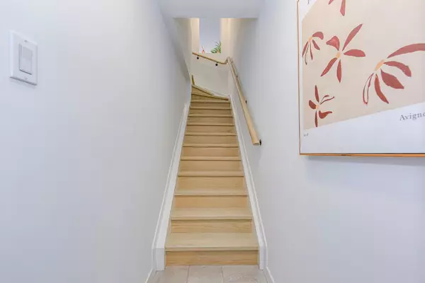 Toronto C01, ON M4Y 1L2,40 Irwin AVE