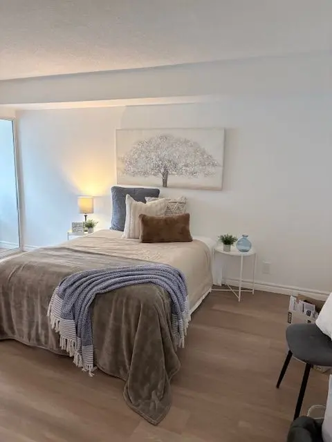 717 Bay ST #1702, Toronto C01, ON M5G 2J9