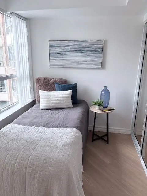 717 Bay ST #1702, Toronto C01, ON M5G 2J9