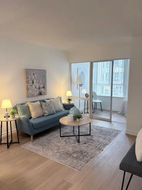 717 Bay ST #1702, Toronto C01, ON M5G 2J9