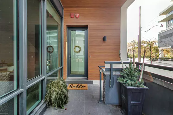 Toronto C01, ON M6K 0C8,30 Ordnance ST #TH105