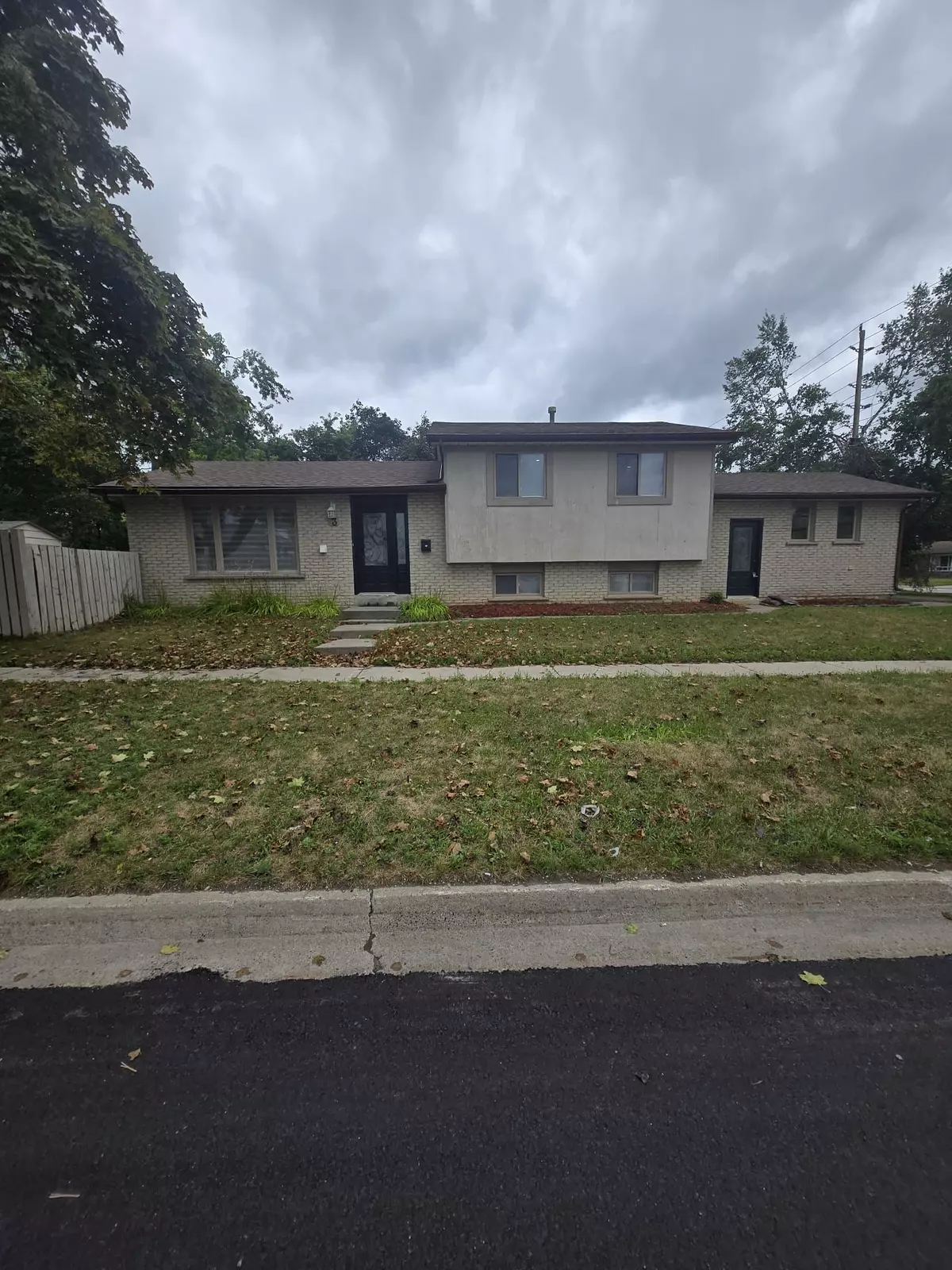 Barrie, ON L4M 5J3,3 Sylvia ST