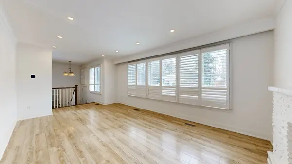 24 Fenelon DR, Toronto C13, ON M3A 3K3