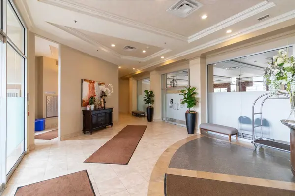 8 Maison Parc CT #313, Vaughan, ON L4J 9K5