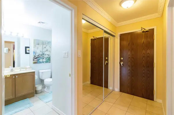 8 Maison Parc CT #313, Vaughan, ON L4J 9K5